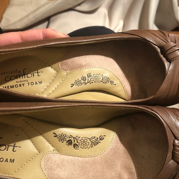 Strictly Comfort featuring memory foam, leather - Picture 8 of 8